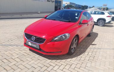 2015 VOLVO V40 D2 MOMENTUM
