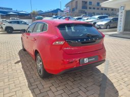 
										2015 VOLVO V40 D2 MOMENTUM full									